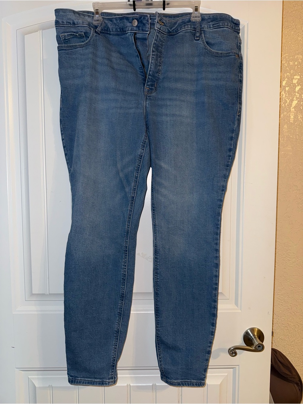 Old Navy Women's Skinny Jeans in Medium Blue Wash